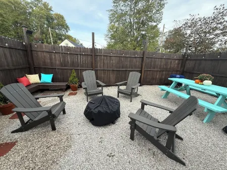 Cozy Modern 3-bd, Pet Friendly, 12 miles from RRG!