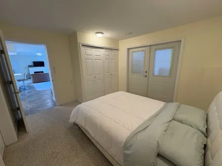 Spacious Family-Friendly Suite Near Cultus Lake with Private Entrance & Patio Отели в г. Чилливак