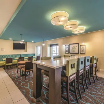 La Quinta Inn & Suites by Wyndham Collinsville - St. Louis