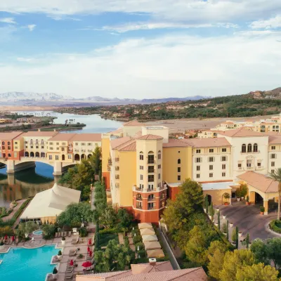 Hilton Lake Las Vegas Resort & Spa Отели рядом с достопримечательностью «Стадион «Сэм Бойд»»