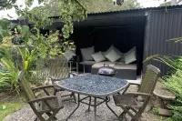 2-Bed Cabin Sleeps 4 -Small Pets Ok -Free Parking Hotel di Llannefydd