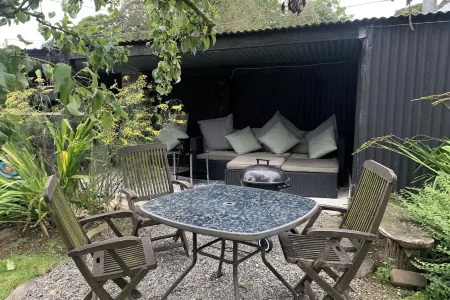 2-Bed Cabin Sleeps 4 -Small Pets Ok -Free Parking Отели в г. Лланфидд