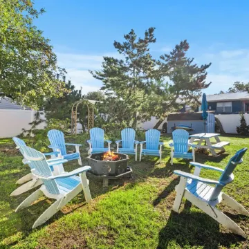 Mermaid & Mare, Downtown Retreat. Hot Tub, Firepit, fenced yard & Pet Friendly!