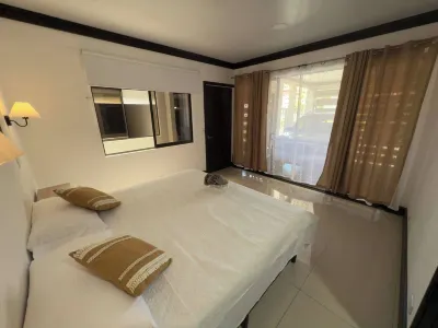 Fully Equipped 3 Beds 2 Cars 20-min Airport Hotels in 