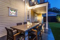 ★ Luxe Thomas Mansion ★ | hot tub, pool, fire pit!