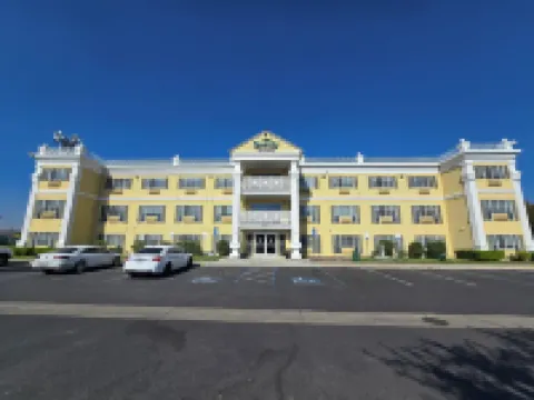 Quality Inn & Suites Tulare Hotels in Tulare