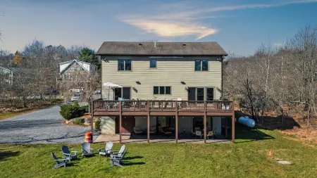 Entertainers Home w Deck Game Room Hot Tub Lake View Retreat by AvantStay