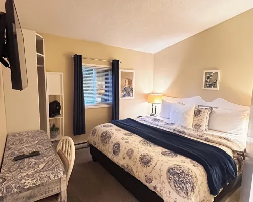 Oceanfront Cottage: Private Dock, Beach Access, Hot Tub, BBQ & Free Kayaks Hotels in Sooke