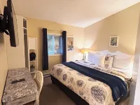 Oceanfront Cottage: Private Dock, Beach Access, Hot Tub, BBQ & Free Kayaks Hotels in Sooke