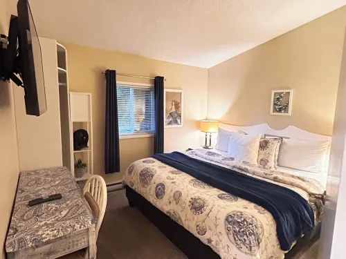 Oceanfront Cottage: Private Dock, Beach Access, Hot Tub, BBQ & Free Kayaks