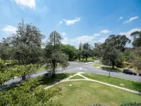 Spacious 2-Bed Apartment Near Dining & Attractions