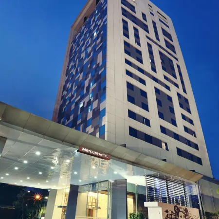 Mercure Jakarta Simatupang Отели рядом с достопримечательностью «Торговый центр Cilandak»