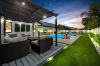 NEW Villa Paradise Lux Gem Pool Game Room Hotels in The Hammocks