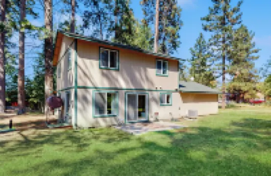 3BR House w/ Lake Views, Full Kitchen, A/C & Wifi