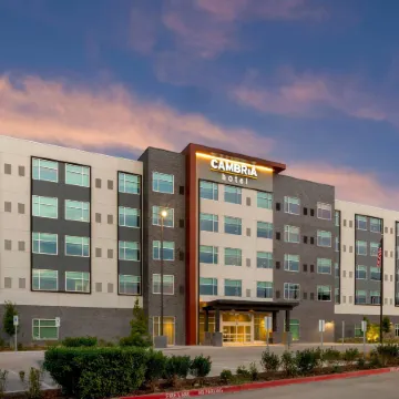 Cambria Hotel Fort Worth - Medical Center Отели рядом с достопримечательностью «Fort Worth Herd Longhorn Cattle Drive»