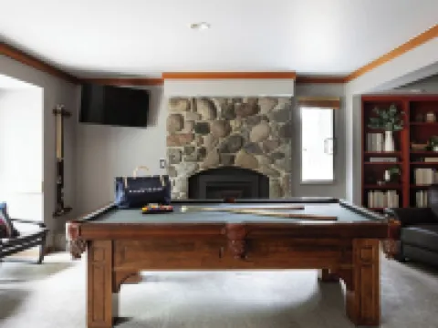 Skylight by AvantStay Elevated Mountain Home w Hot Tub, Billiards, Large Patio Hotels in Sunriver
