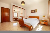FF 01 - Bedroom 1 in Sea Breeze Guesthouse - Pensions