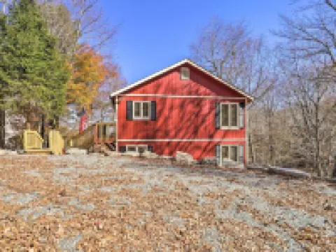 Mtn-View Cabin w/ Deck, 2 Mi to Beech Mtn Slopes! Hotels in Beech Mountain