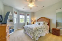 Carolina Beach Lakefront House Walk to Beach! - Spa