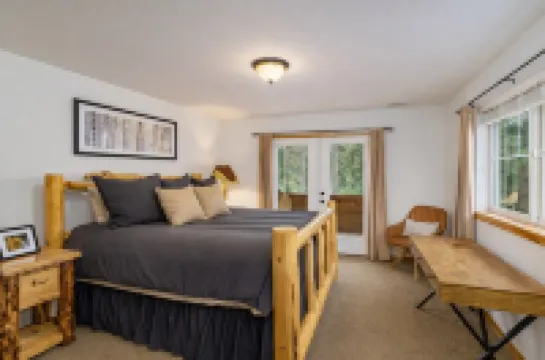 Just Plain Getaway 3 Bedroom Home by NW Comfy Cabins by RedAwning