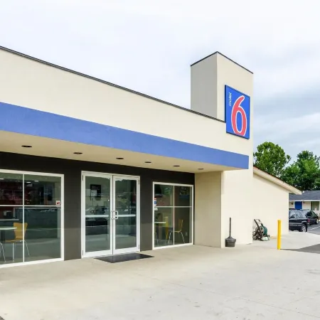Motel 6 Troutville, VA Отели в г. Ботетот