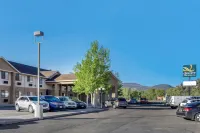 Quality Inn & Suites - Parking