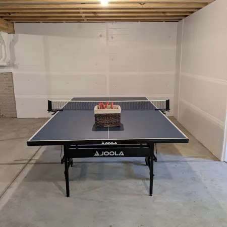 Modern 2 BD cabin with hot tub & Games & Central Loc