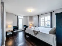 King Bed Convenience on Main Floor فنادق في أجاكس