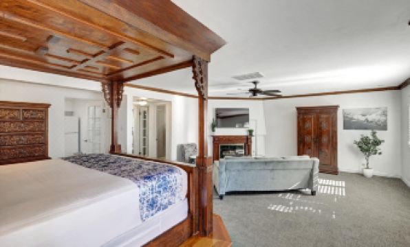 Oceanside Marina Suites - A Waterfront Hotel