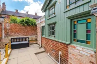 Cozy 3-Bed Home by 53 Degrees Property, Perfect for Business & Groups!