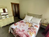Location! Location! Location! 5 Bedroom Home 1 Block From Downtown Decorah 데코라 호텔