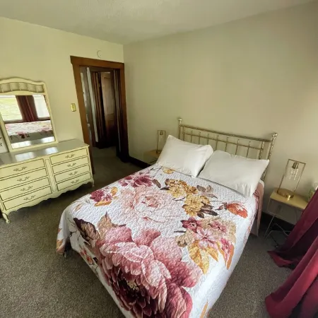 Location! Location! Location! 5 Bedroom Home 1 Block From Downtown Decorah Отели в г. Декора