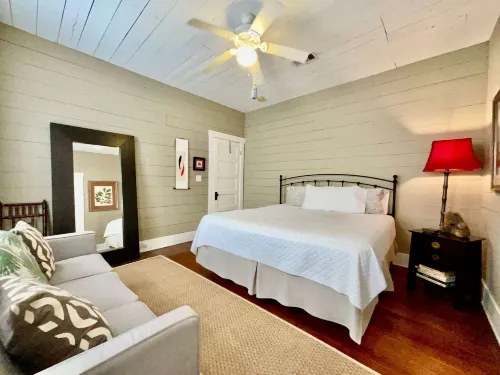 Verdant Red Door Retreat - Homestays
