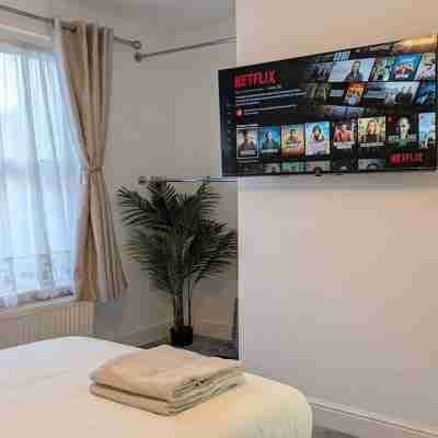 Luxury 3BR Home 20 Mins to London Garden Wi-Fi Rooms