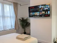 Luxury 3BR Home 20 Mins to London Garden Wi-Fi Hotels in Gravesend