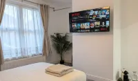 Luxury 3BR Home 20 Mins to London Garden Wi-Fi Hotel dekat Stasiun Kereta Internasional Ebbsfleet