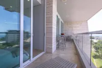 Luxe 2-br Ocean-view Apartment With Pool Gym Spa - Apartments