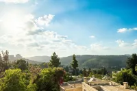 Jacuzzi Terrace Home by Sea N' Rent - Mountain view