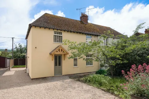 Stunning 3 Bedroom Cotswold Retreat - 2-Star