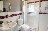 4-Bed - Sleeps 8 - Free Parking - 2-Star
