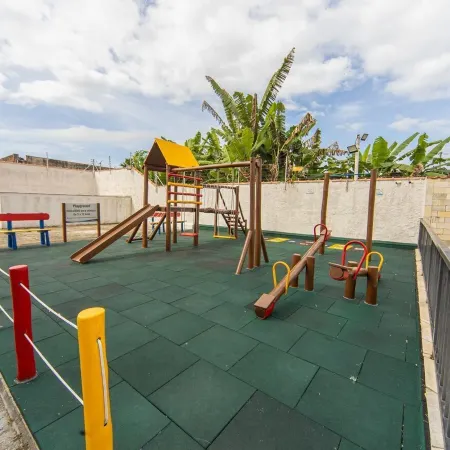 Apto com Piscina e Vaga a 750m da Praia da Enseada