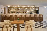 Enorme Epavli Urban Living - bar
