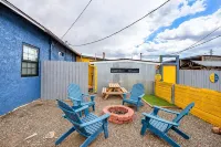 Downtown Blue Bungalow w/Fully Fenced Yard, AC, W/D, 3 Smart TVs, Den, Fast WiFi - 4 Sao