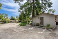 Carmel Resort Inn - parking