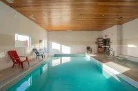 Sandman Hotel Red Deer - ที่มีสระว่ายน้ำ