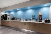 Days Inn by Wyndham McDonough - Breakfast