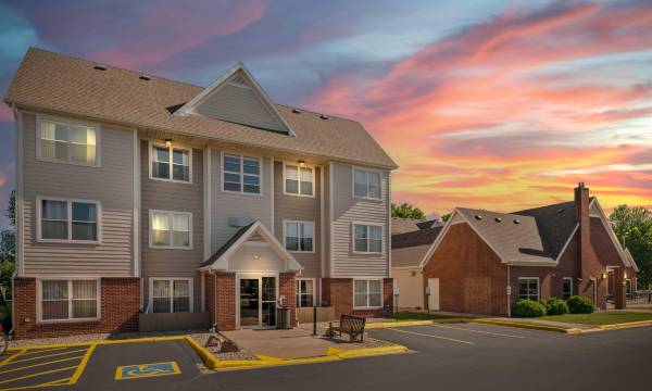 MainStay Suites Appleton Airport - Fox River Mall Area
