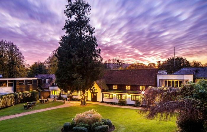 Sunday Box Hill Burford Bridge Hotel