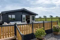 The Paddock Lodge with Hot Tub - Bathtub