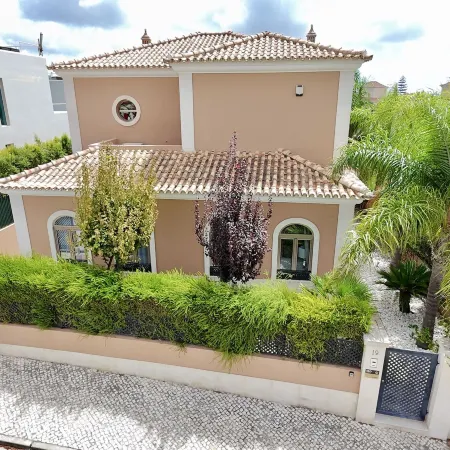 Algarve Stunning Villa by Homing